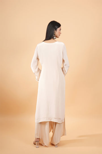 A Pakistani look with a kurta and pants for women