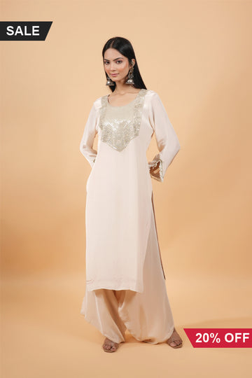 A Pakistani look with a kurta and pants for women